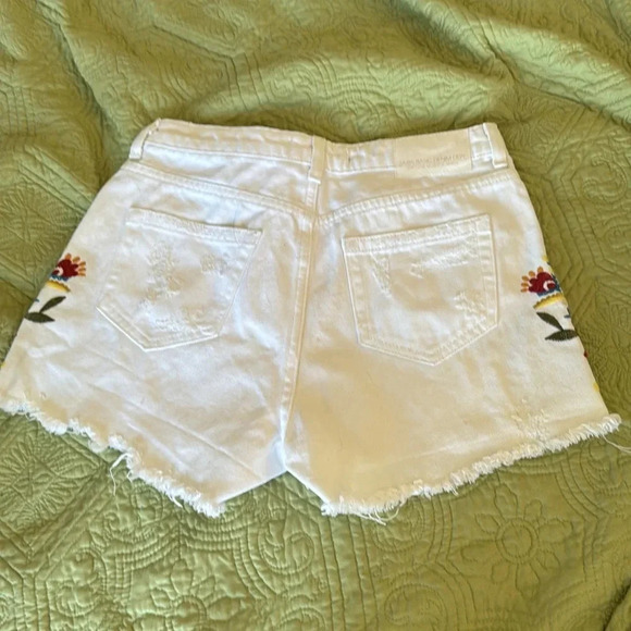 White Zara embroidered floral shorts size 2 NWOT - Picture 3 of 8